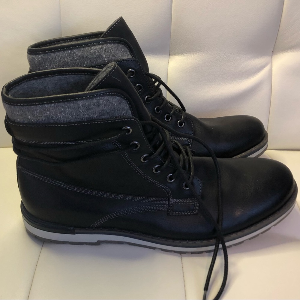 Kohl’s mens size 11 black boots.  Like new only worn once.